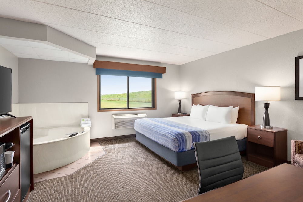 Deluxe Suite, 1 King Bed with Sofa bed, Non Smoking, Hot Tub - Photo 4