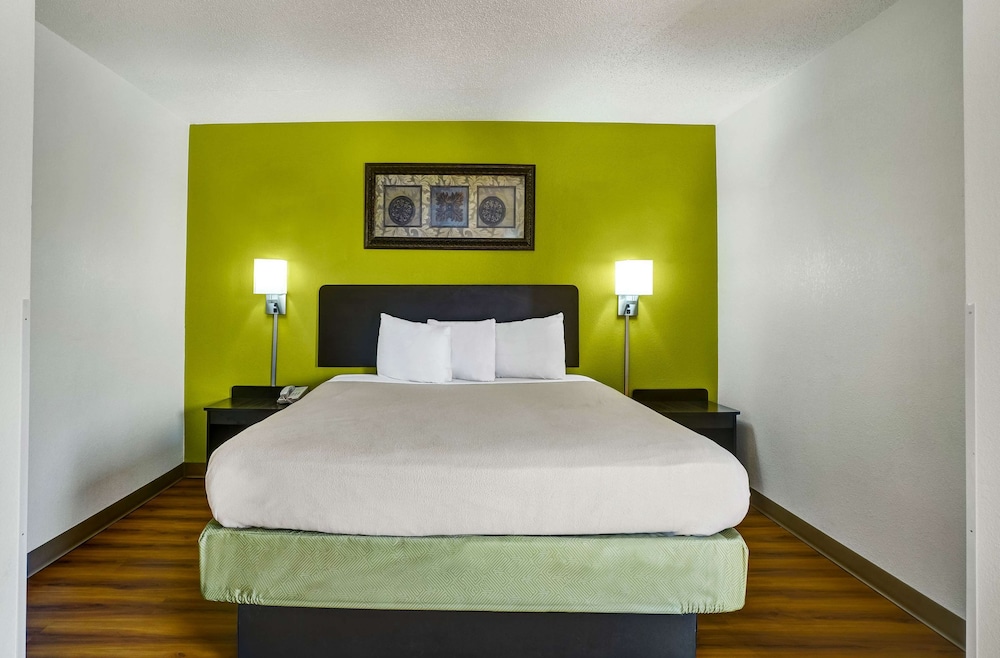 Standard Room, 1 King Bed, Smoking, Refrigerator & Microwave photo 1
