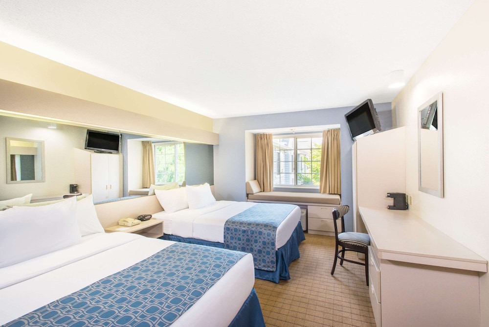 Room, 2 Queen Beds, Non Smoking - Photo 1