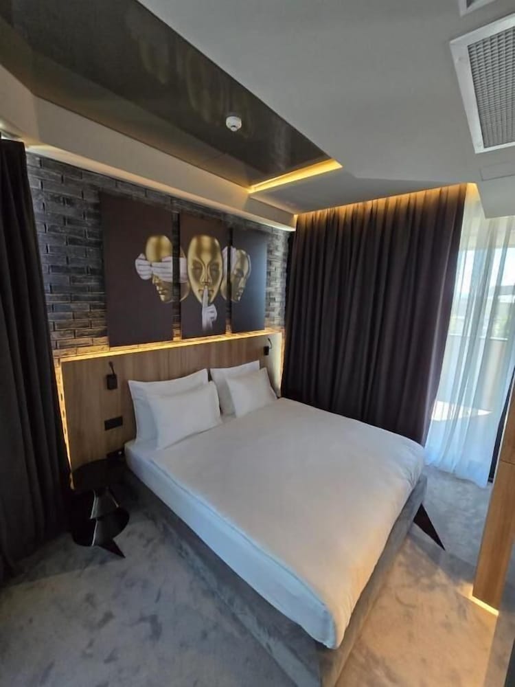 Suite, City View