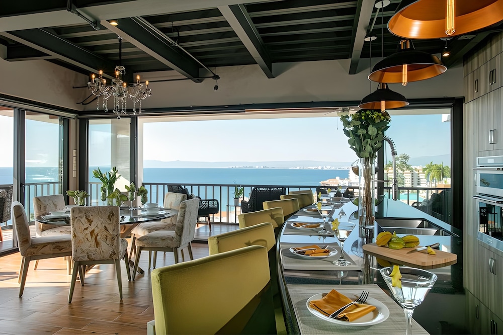 3 Bed 3 Bath First Class Penthouse + Jacuzzi