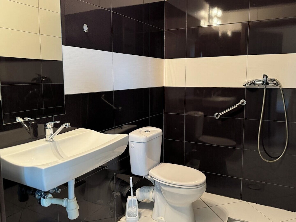 Basic Quadruple Room, Private Bathroom, Ground Floor photo 2