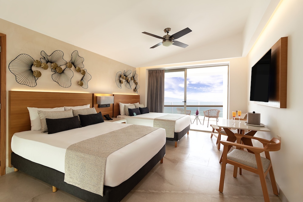 Superior Deluxe Ocean Front photo 1
