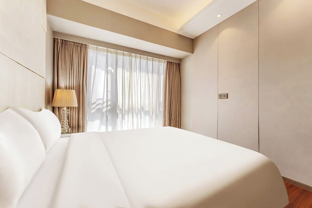 Executive Suite, 1 Double Bed, Kitchen, Beach View