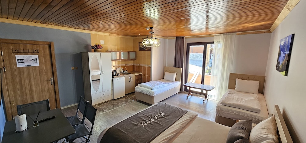 Basic Quadruple Room photo 3