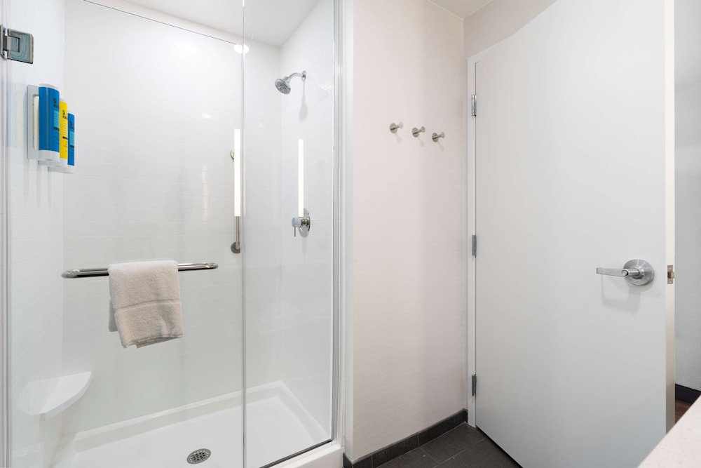 Room, 1 King Bed, Accessible (Hearing) - Photo 11