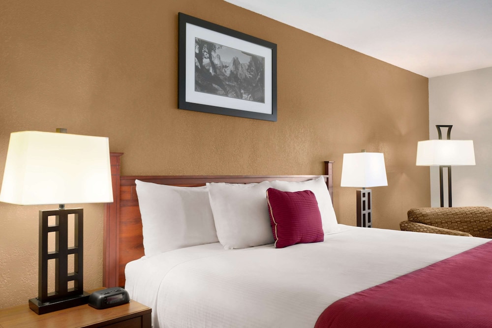 Suite, 1 King Bed w/ Jetted Tub - Photo 2