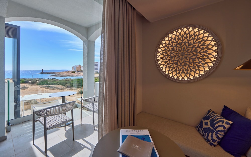 Double Room, Balcony, Partial Sea View thumbnail 5