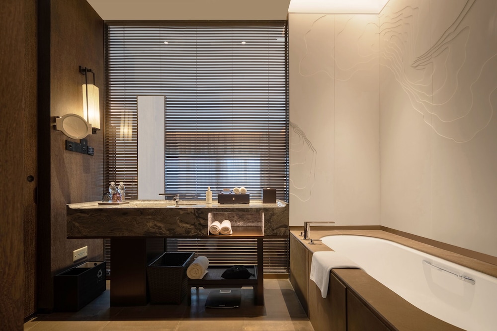 Room, 1 King Bed, Balcony photo 1