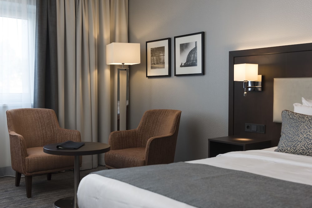 Club Room (Club Lounge Access)
