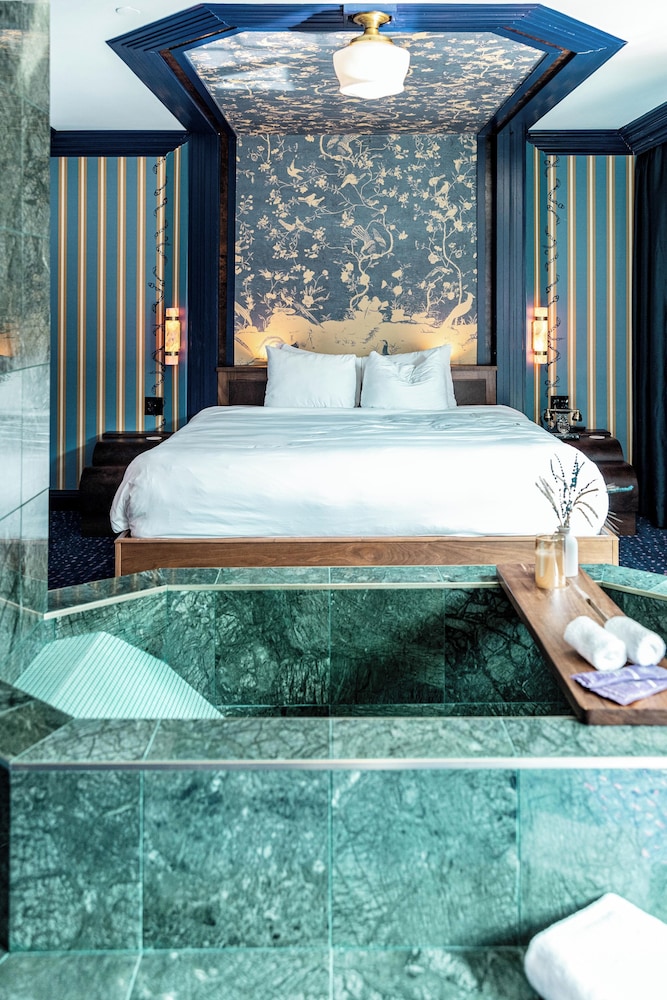 Basic Suite, 1 King Bed, Bathtub