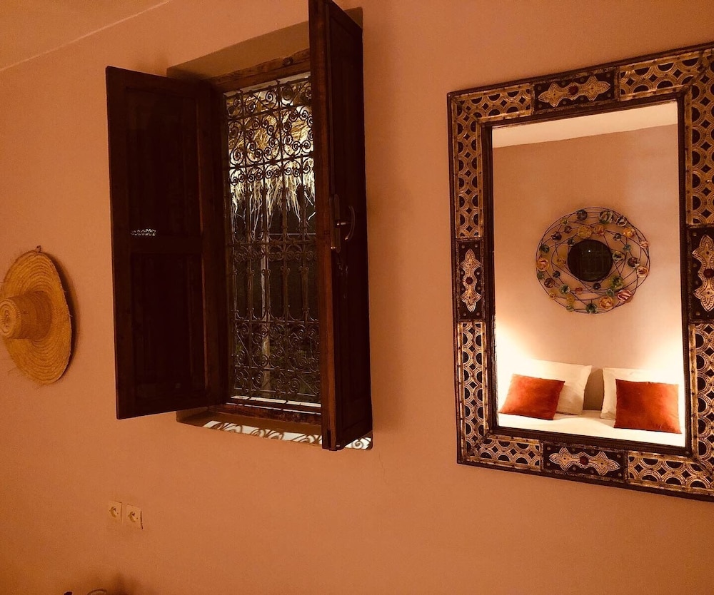 Standard House - Photo 2