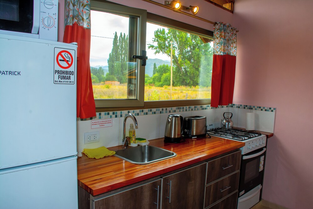 Basic Cabin, Hill View photo 3
