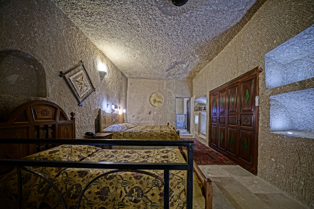 Premium King Cave Suite photo 2