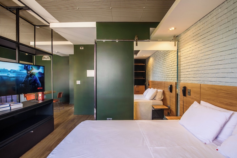 Deluxe Studio Suite, Jetted Tub, City View photo 3