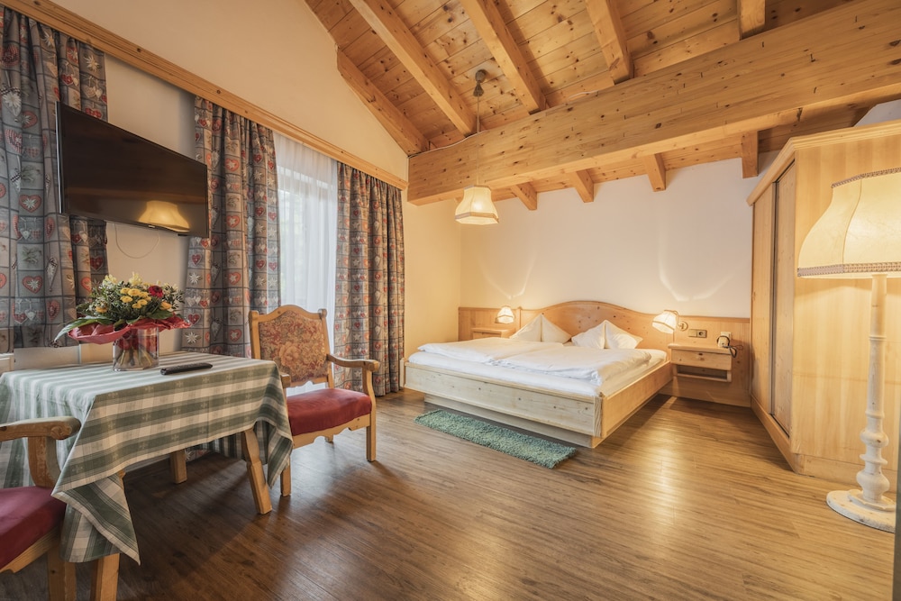 Deluxe Double Room, Balcony (Rose) photo 1
