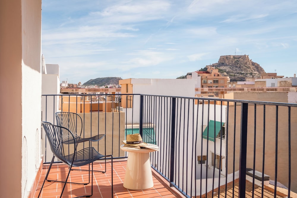 Family Room, Terrace - Photo 3
