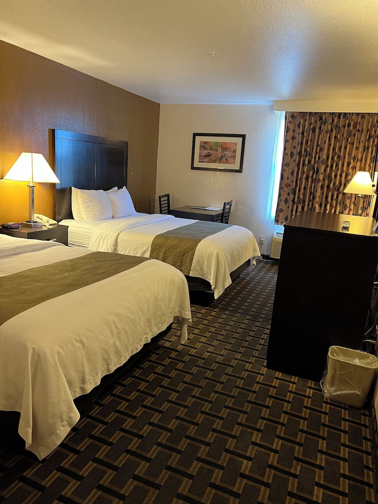 Standard Room, 2 Queen Beds, Non Smoking, Mountain View - Photo 12