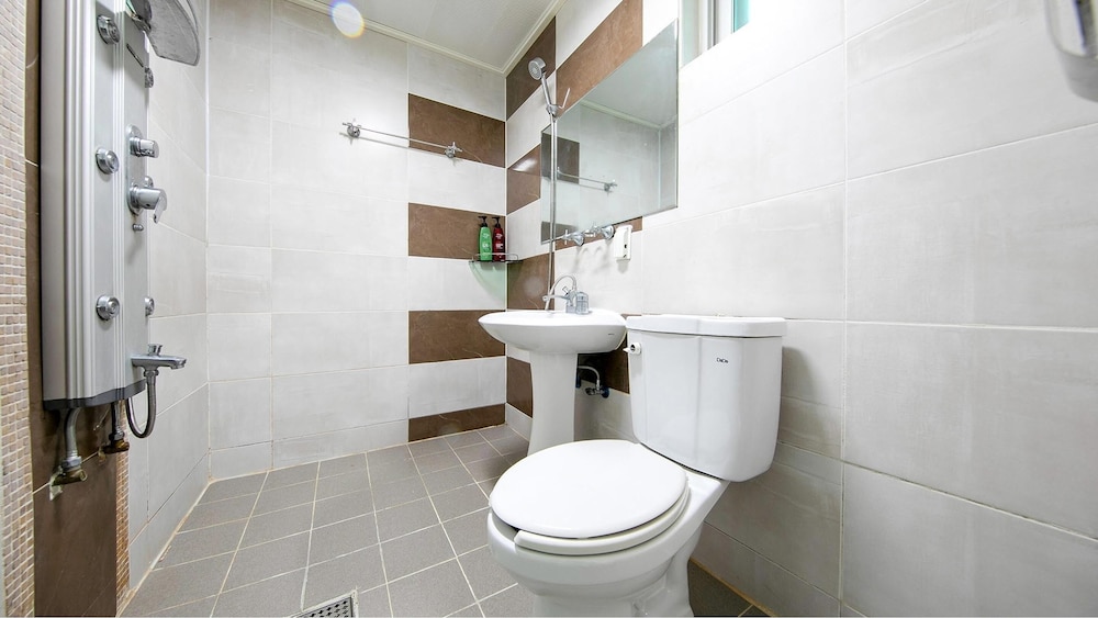 Basic Room, 1 Bedroom (diamond) - Photo 9