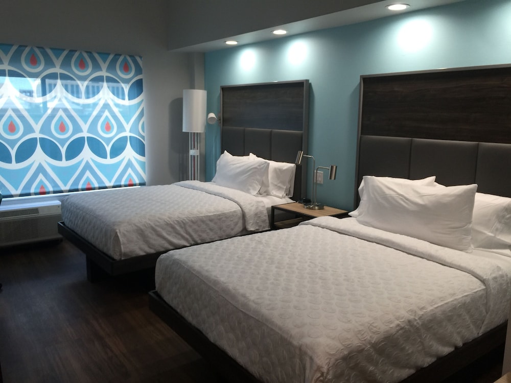 Room, 2 Queen Beds, Accessible (Roll-In Shower)