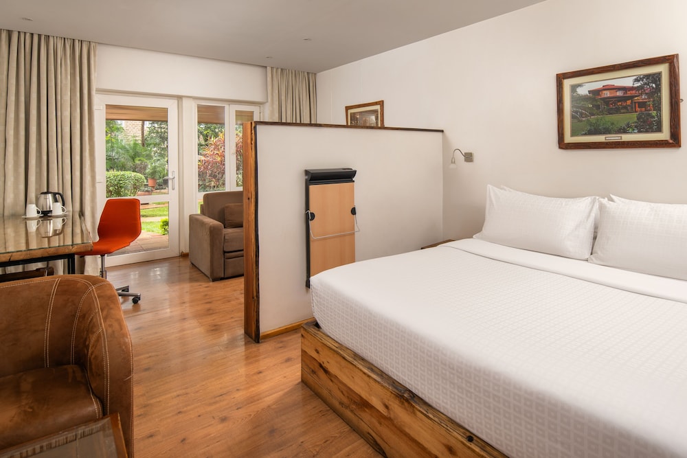 Grand Room, 1 King Bed, Balcony, Pool View