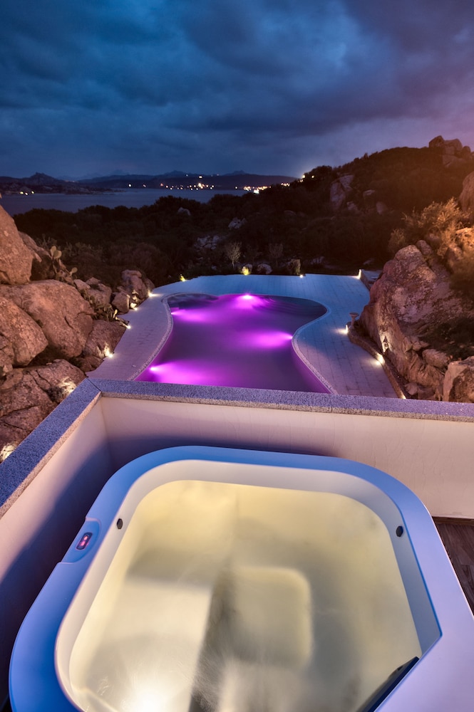 Luxury Suite, 1 King Bed with Sofa bed, Jetted Tub, Sea View photo 1