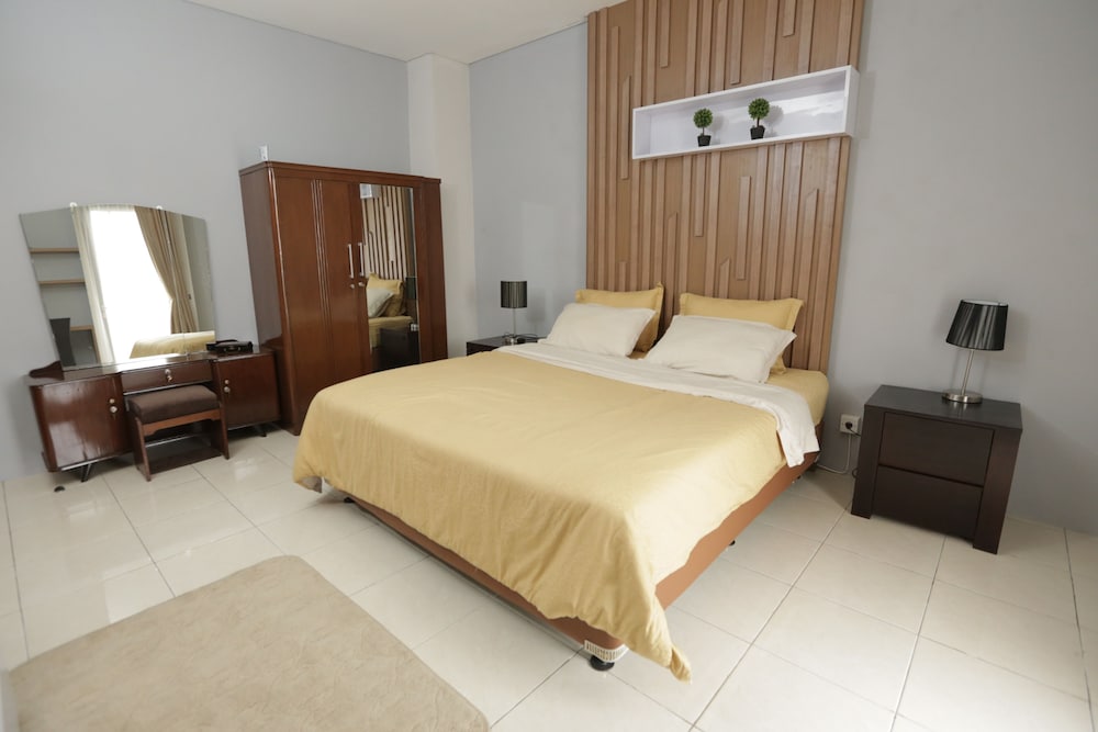 Executive Double Room Single Use, 1 King Bed, Kitchen, Pool View