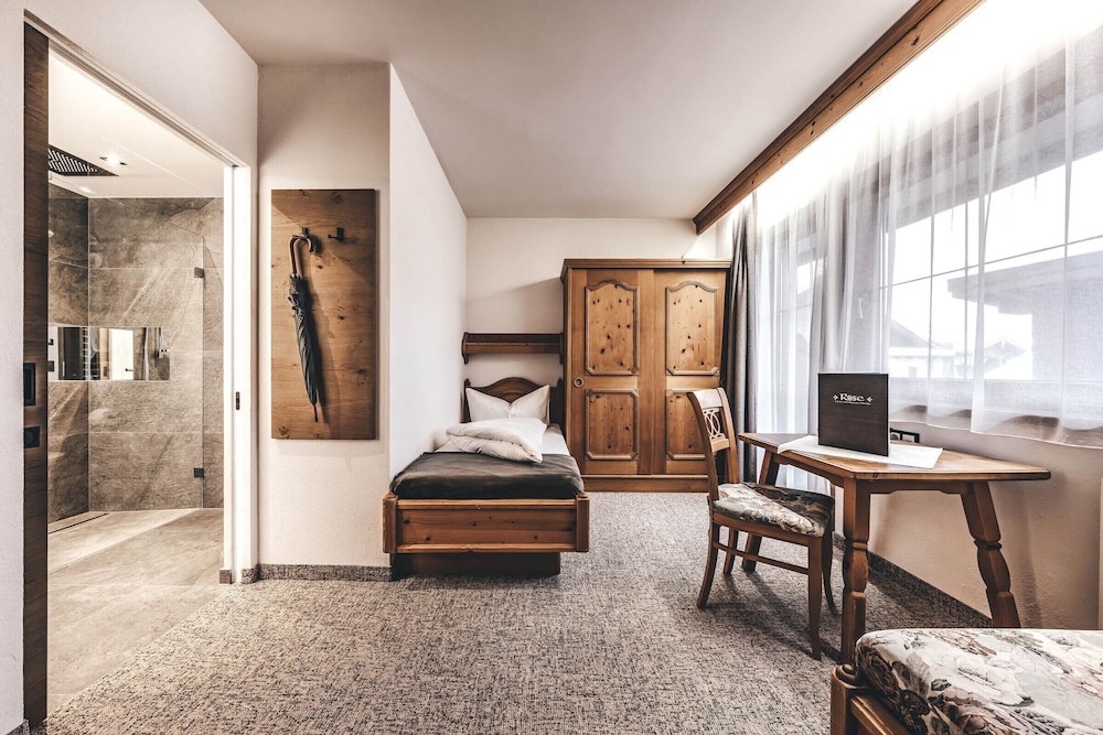 Classic Single Room, Balcony, Mountain View