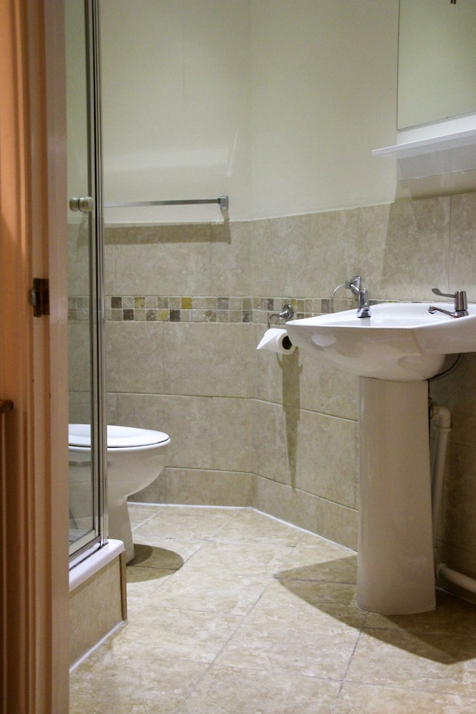 Suite, Ensuite photo 3