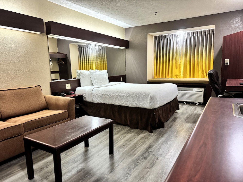Room, 1 Queen Bed, Accessible, Non Smoking (Mobility/Hearing Impaired) - Photo 2