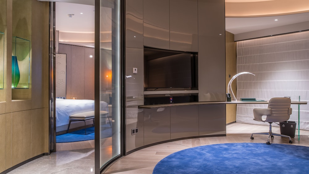 Suite, 1 King Bed (Ambassador, Dining, High Floor)