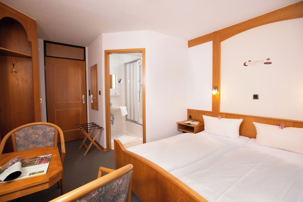 Economy Double Room photo 2