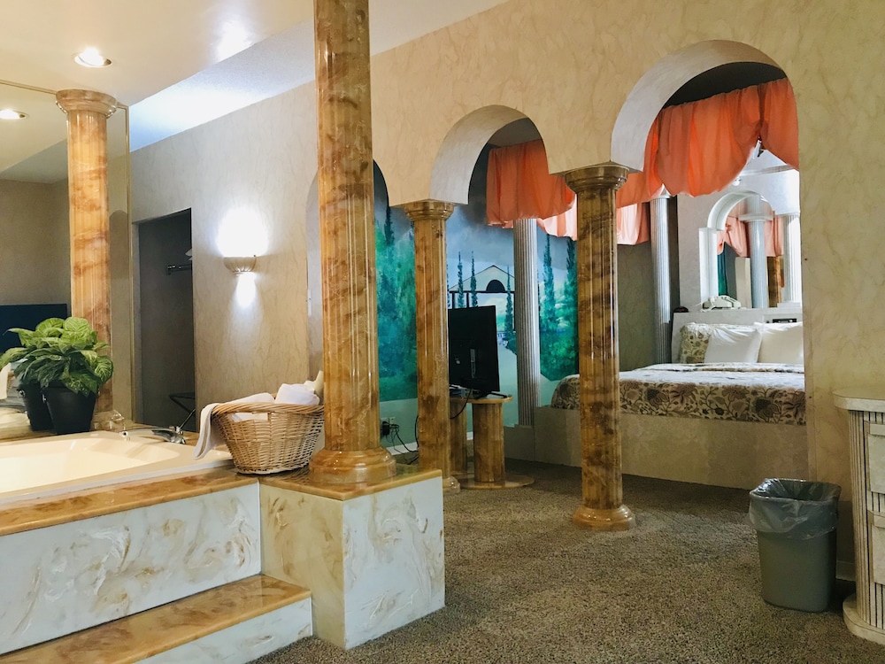 Caesar Court #1, 1 King Bed (2nd Floor)