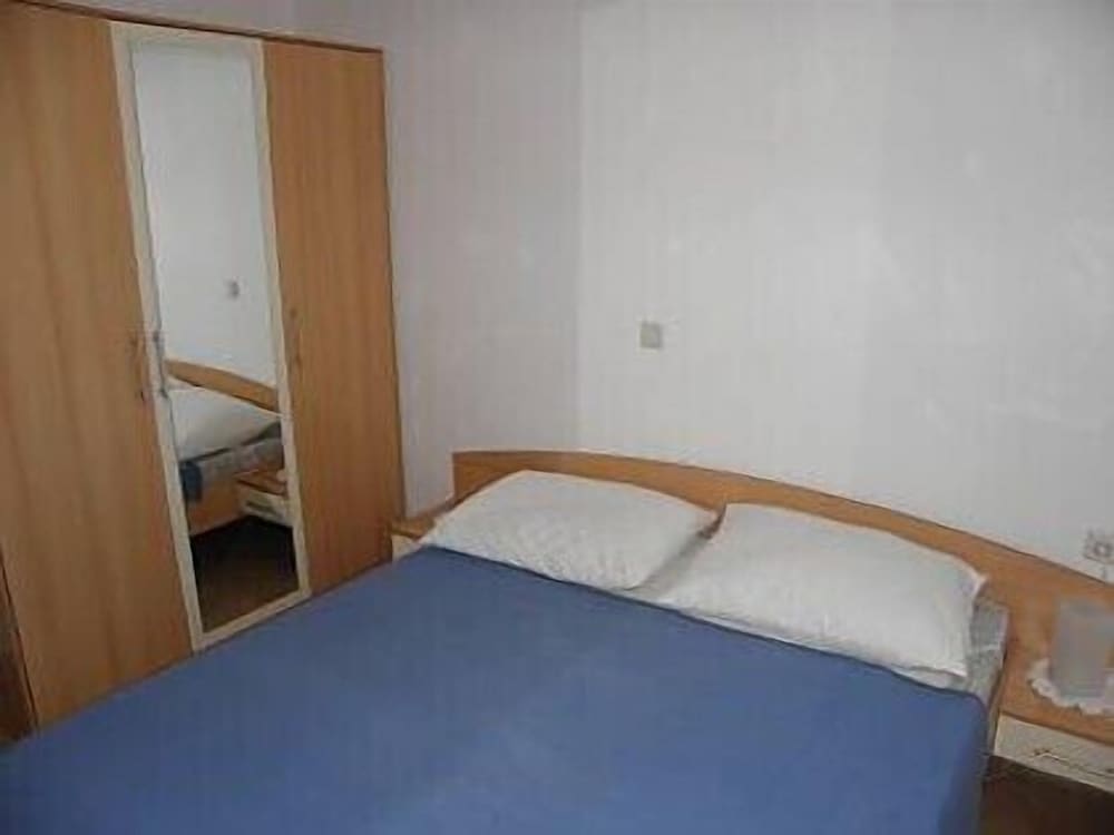 Apartment (Stjepan- 10 m from beach - A3 1.kat l)