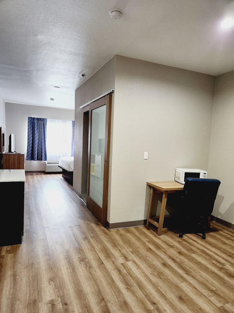 Suite, Non Smoking (2 King Beds) - Photo 2