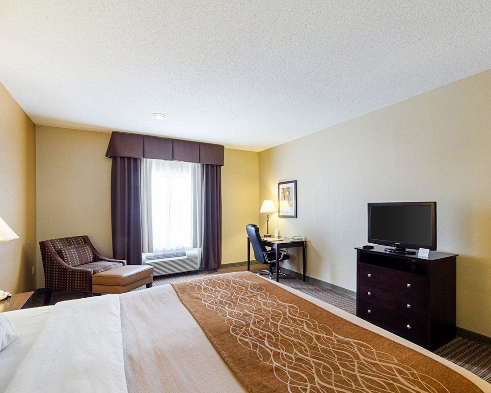 Standard Room, 1 King Bed, Non Smoking - Photo 2