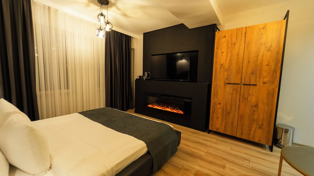 Superior Suite, 2 Bedrooms, Fireplace photo 3