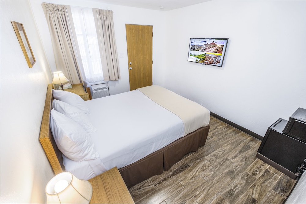 Economy Room, 1 Queen Bed, Non Smoking