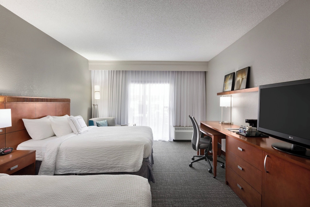 Room, 2 Queen Beds (Mobility/Hearing Access, Roll-in Shwr) photo 2