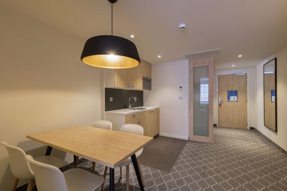 Family Room, 1 King Bed (with kitchenette)
