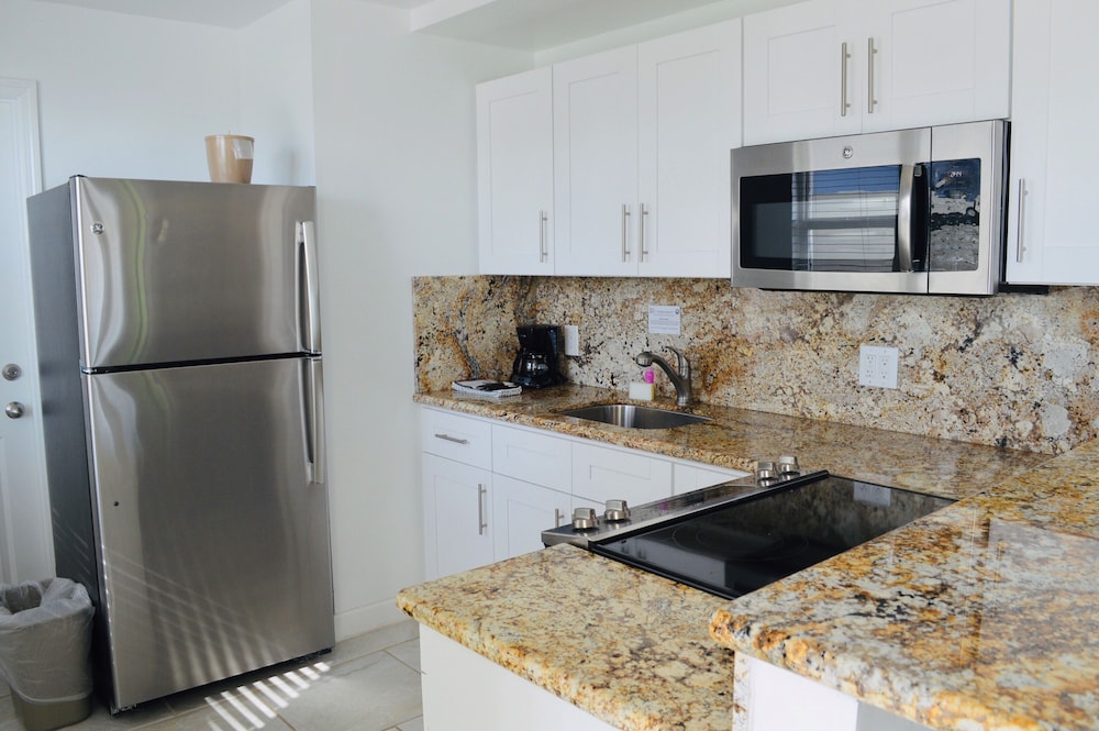 Oceanfront King Suite w/ Kitchen & Private Balcony - Photo 25
