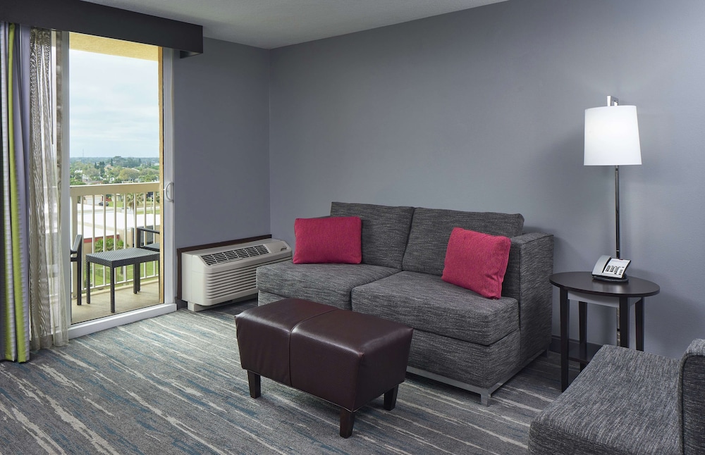Room, 1 King Bed, Accessible, Bathtub (Mobility & Hearing) - Photo 2