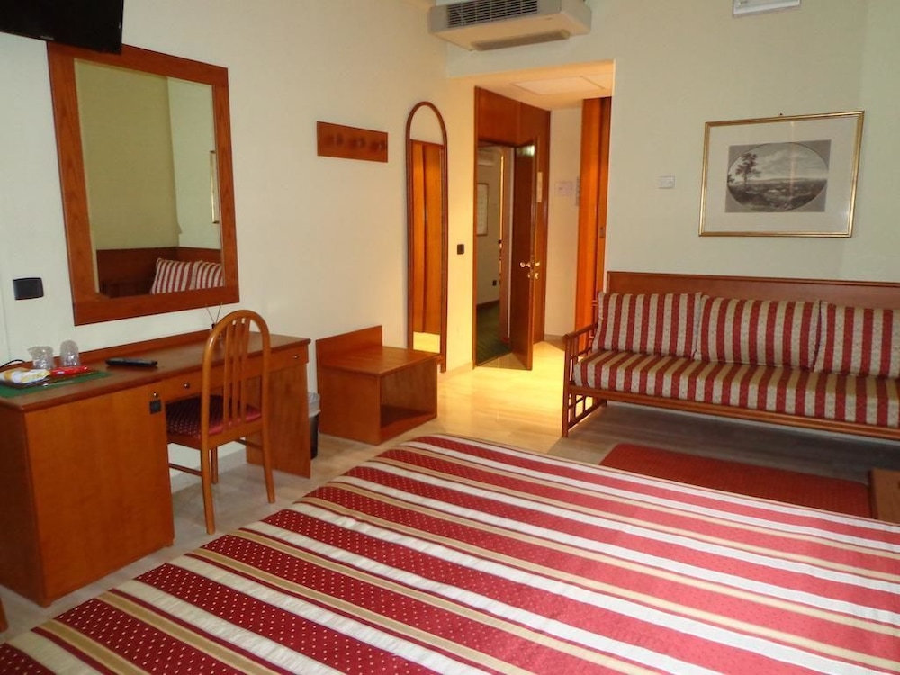 Standard Double or Twin Room photo 3