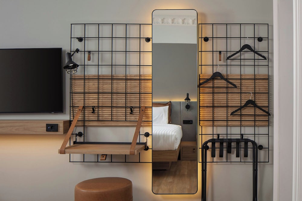 Room, 2 Twin Beds, City View