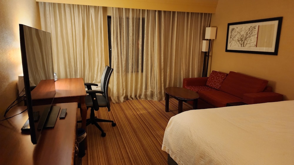 Standard Room, 1 King Bed, Non Smoking - Photo 2