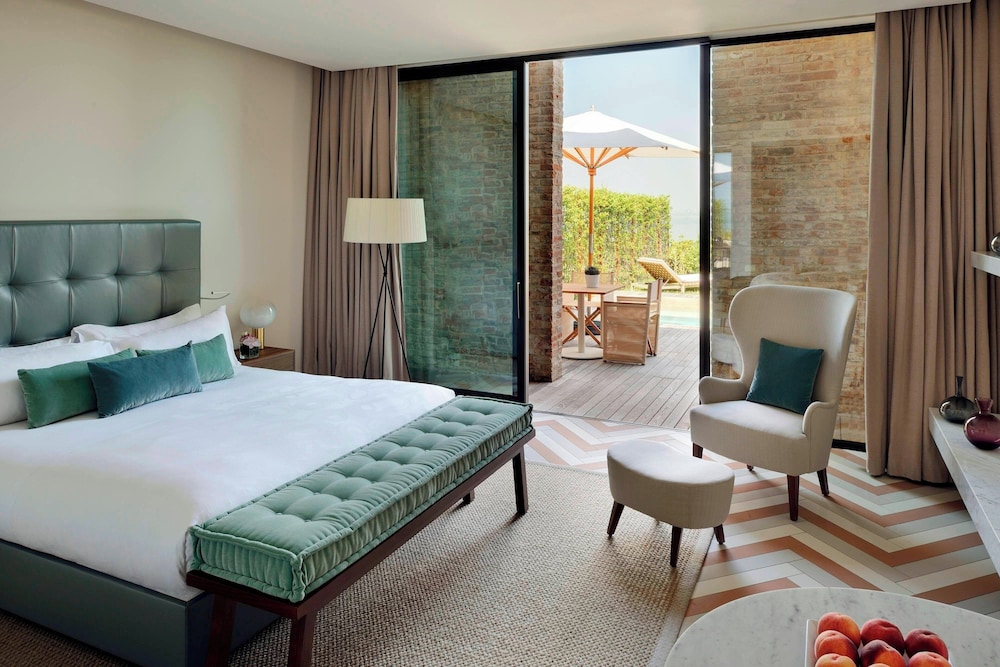 Deluxe Room, 1 King Bed - Photo 3