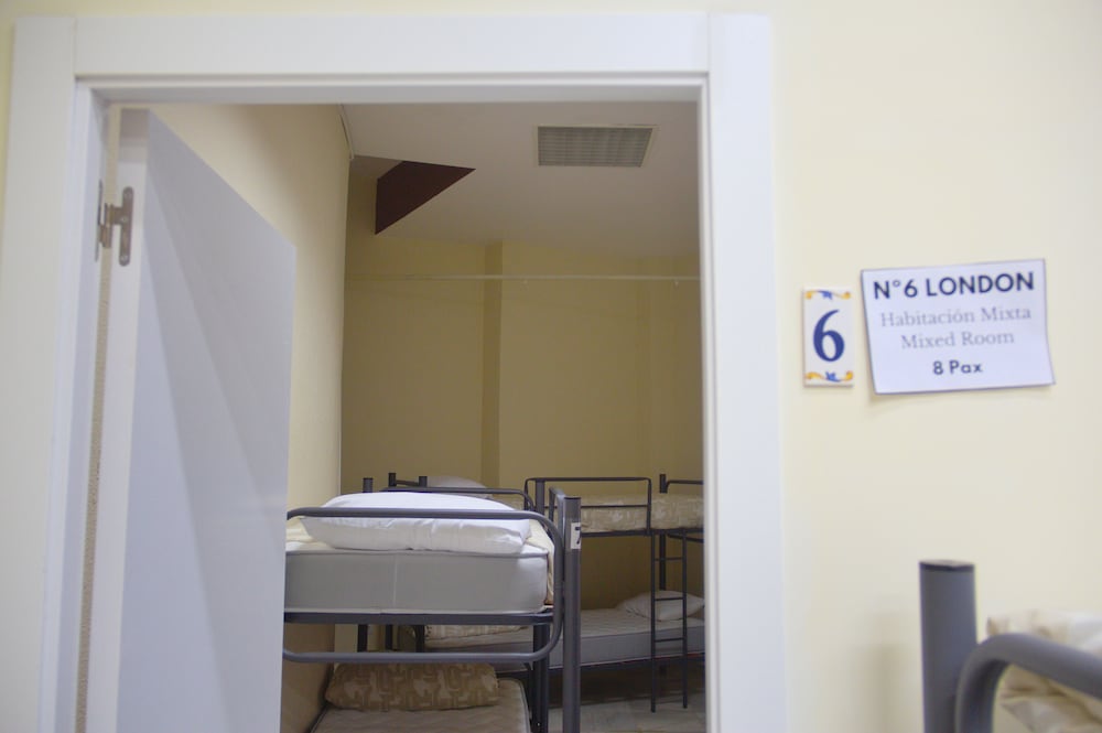 Litera en dormitorio compartido mixto de 8 camas, baño compartido