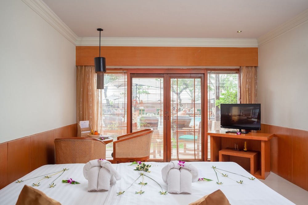 Deluxe with Bathtub - Photo 5