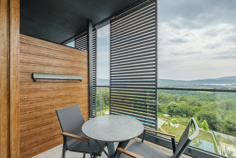 King Suit with Sea View - Photo 8
