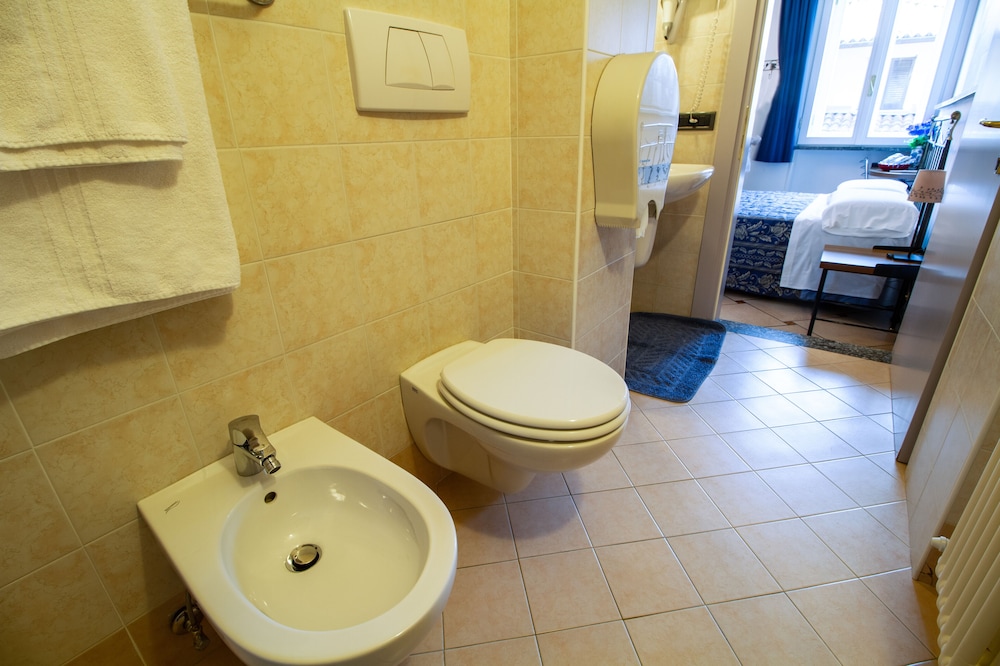 Single Room, Ensuite photo 3